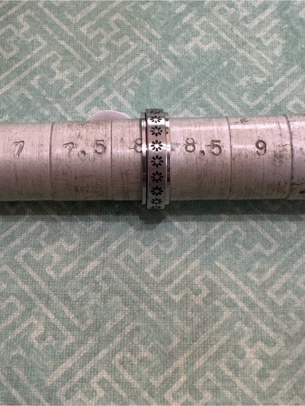 SPINNER RING SIZE 8 - Picture 4 of 9